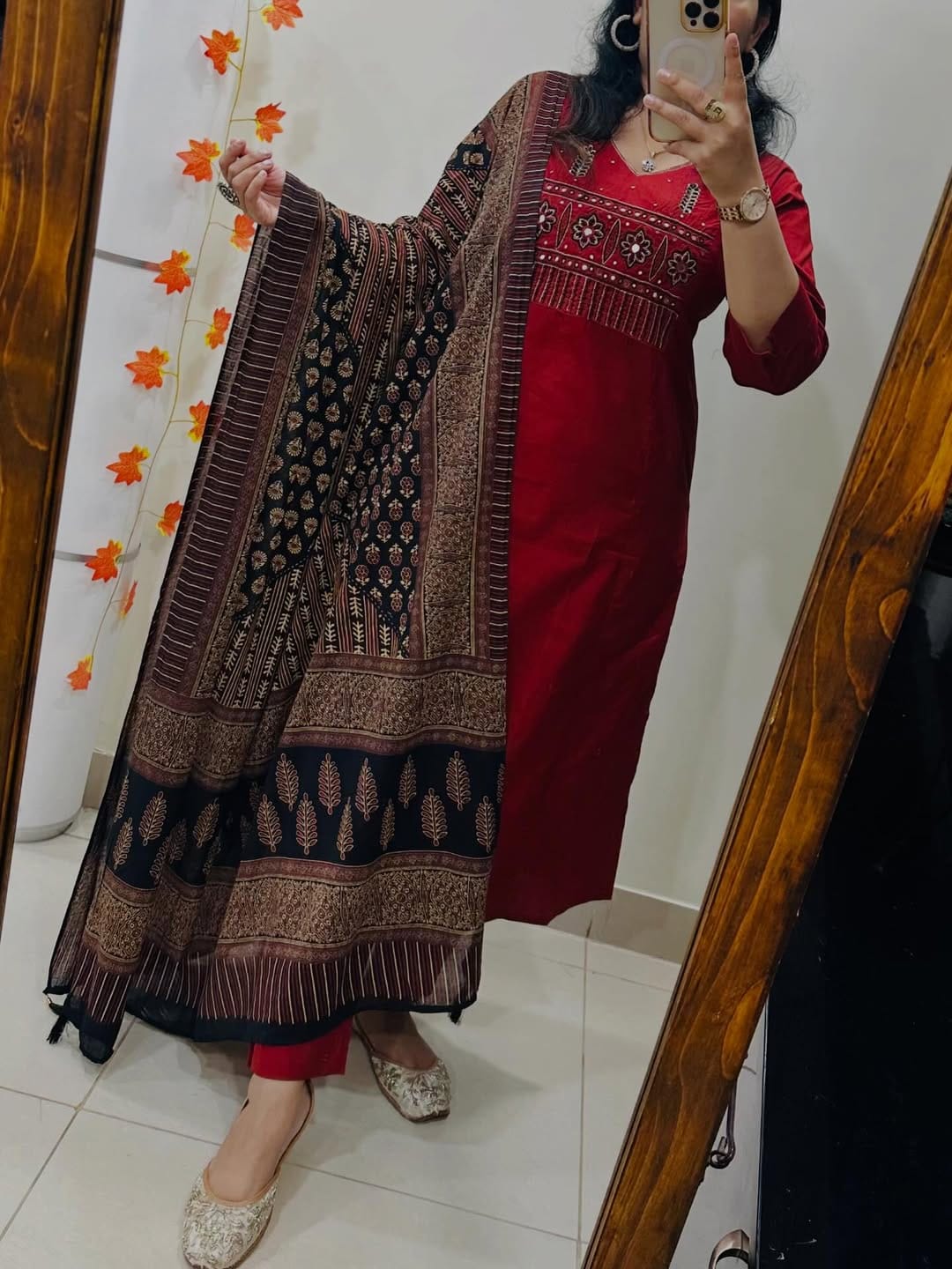 Kurta
Pant &
Dupatta Set – Kurti
Pant
Dupatta