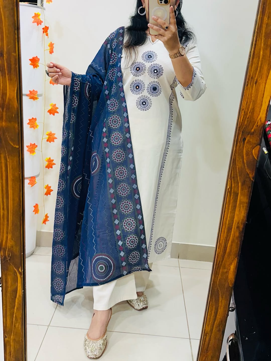 Kurta
Pant &
Dupatta Set – Kurti
Pant
Dupatta
