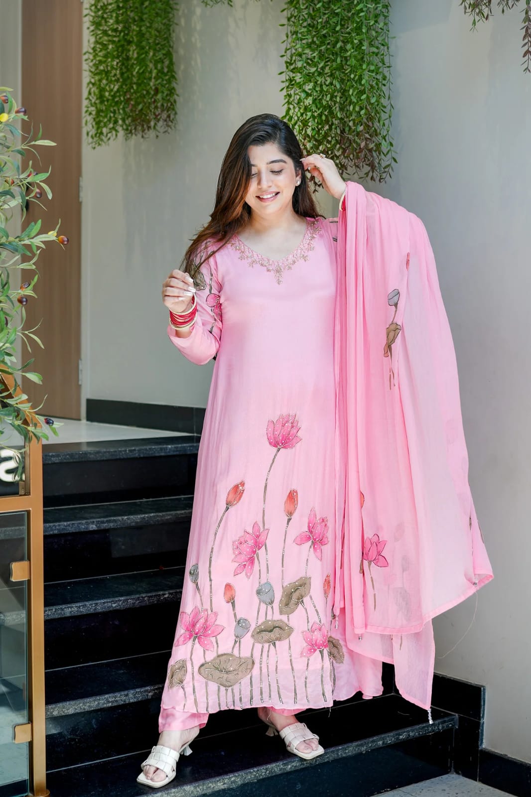Kurta
Pant &
Dupatta Set – Kurti
Pant
Dupatta