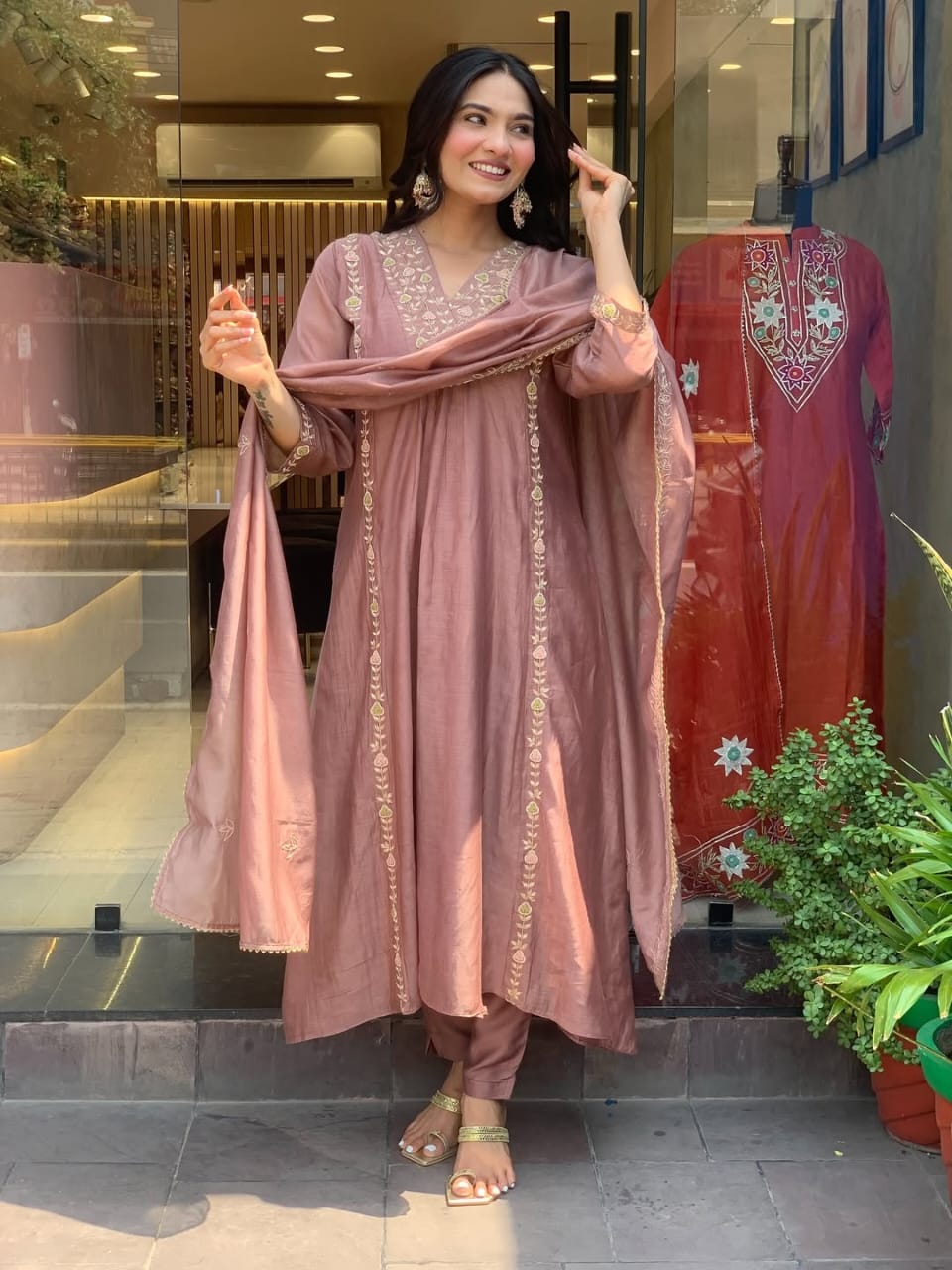 Kurta
Pant &
Dupatta Set – Kurti
Pant
Dupatta