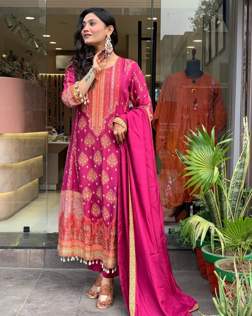 Kurta
Pant &
Dupatta Set – Kurti
Pant
Dupatta