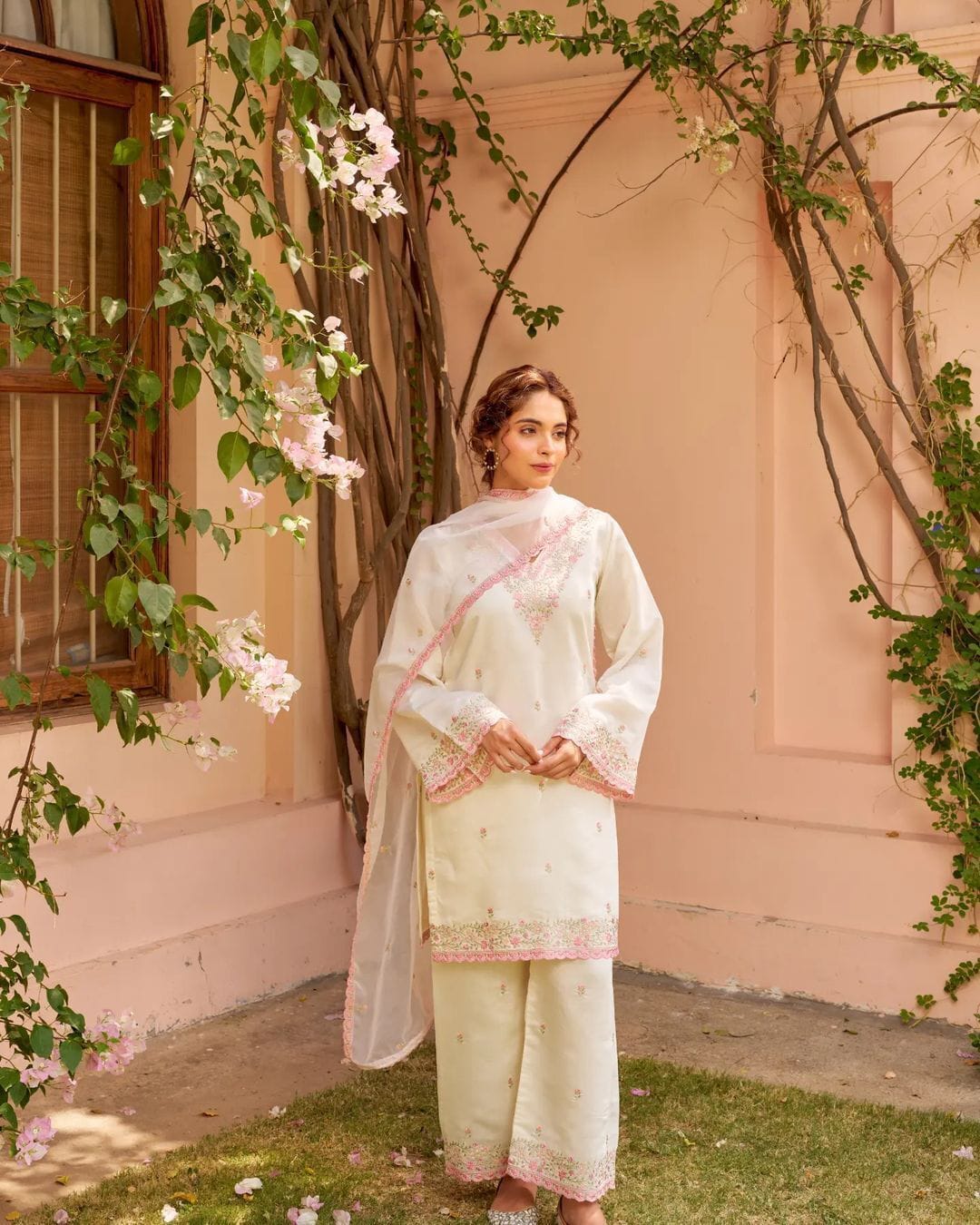 Kurta
Pant &
Dupatta Set – Kurti
Pant
Dupatta
