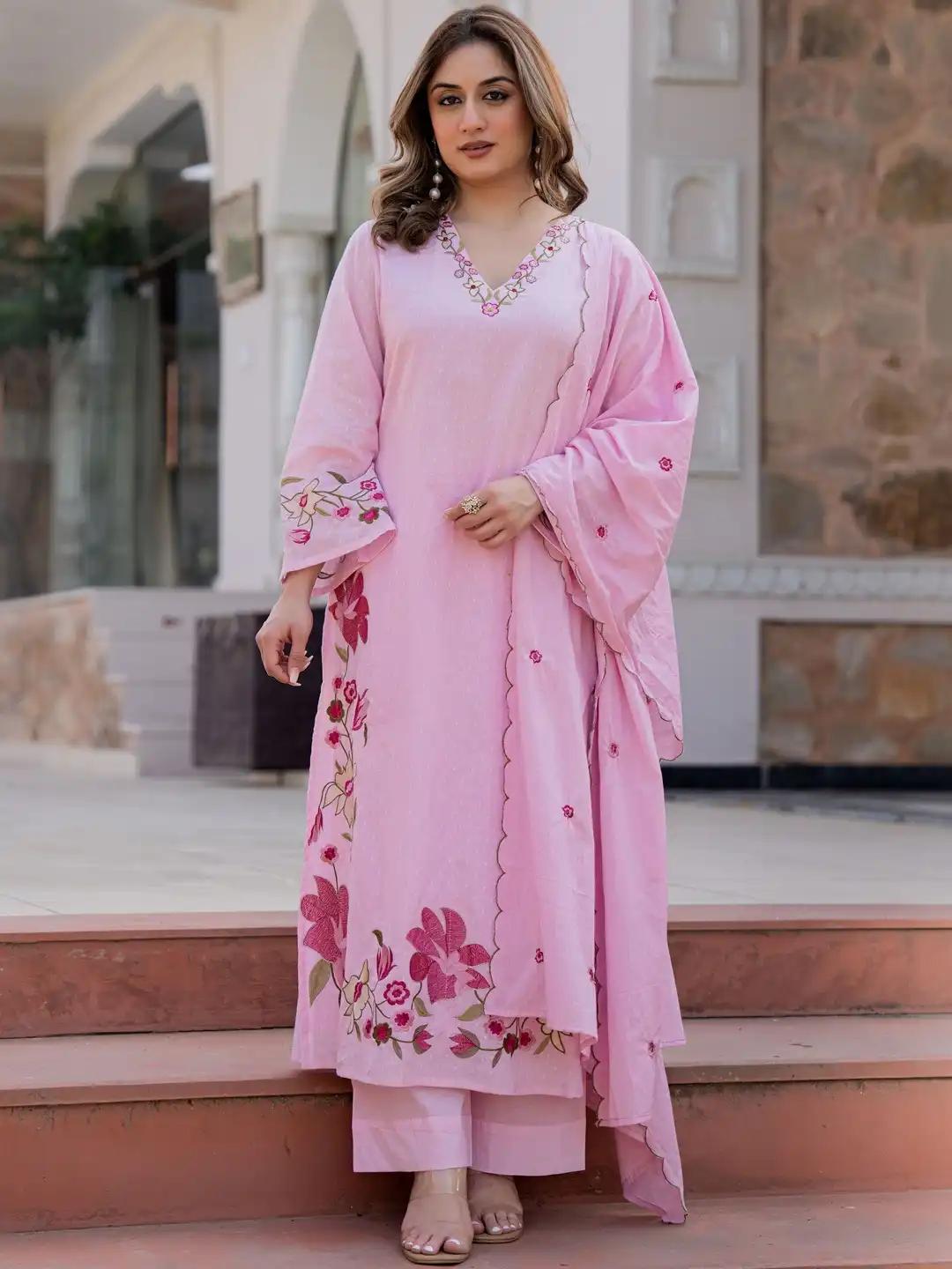Kurta
Pant &
Dupatta Set – Kurti
Pant
Dupatta