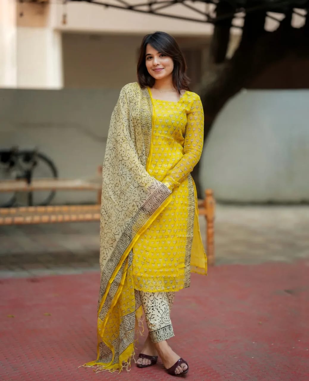 Kurta
Pant &
Dupatta Set – Kurti
Pant
Dupatta
